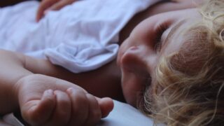 睡眠と肌再生の関係|40代男性が知っておきたい“夜のスキンケア習慣”
