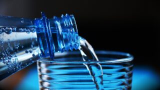 水分補給と肌の潤い|体の中から整える40代メンズの保湿習慣